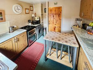 Kitchen breakfast room- click for photo gallery